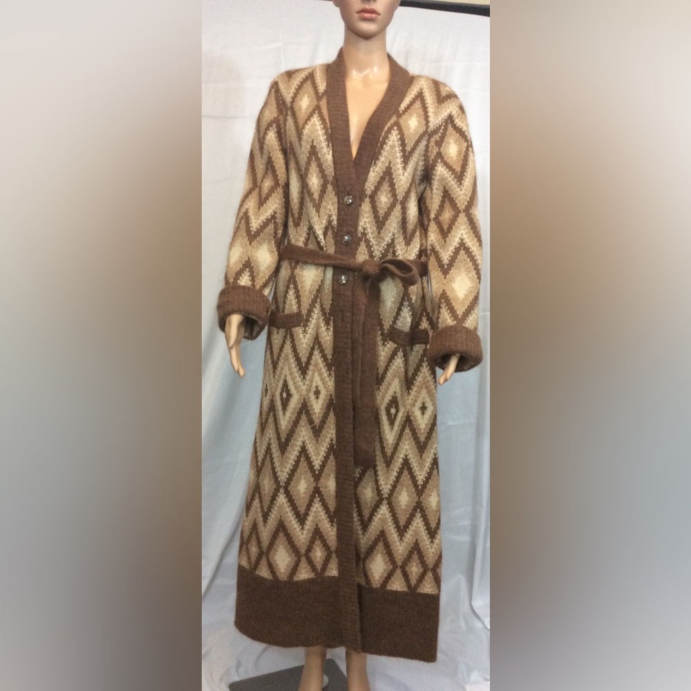 ESCADA - ELEGANT CASHMERE LONG COAT  W/BELT DIAMOND PATTERN.